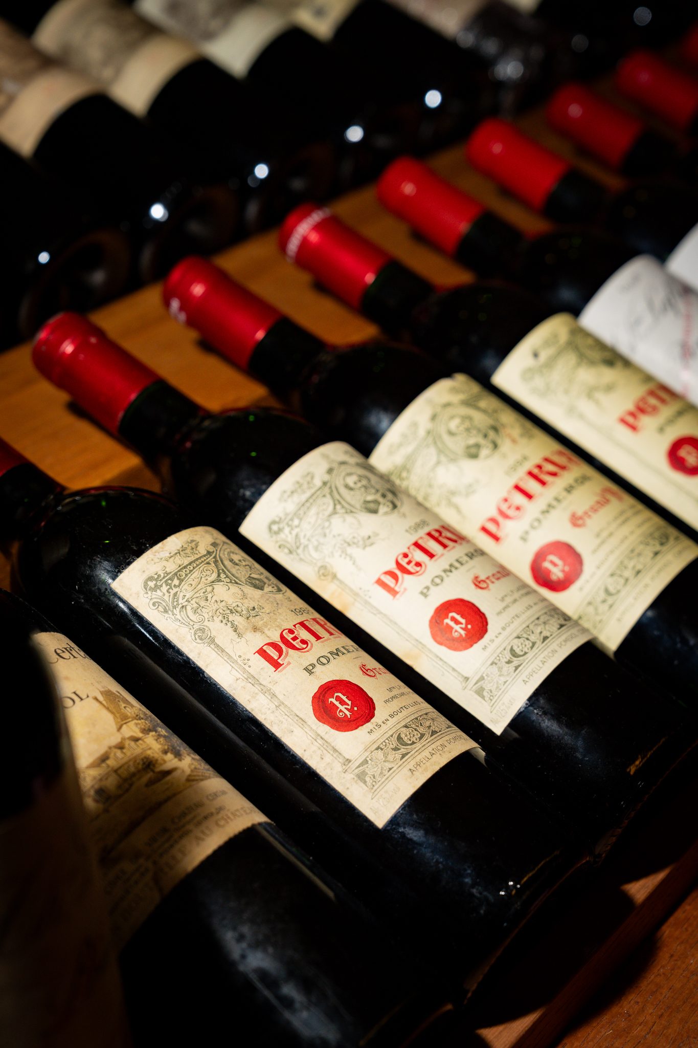 Des bouteilles de Petrus en cave