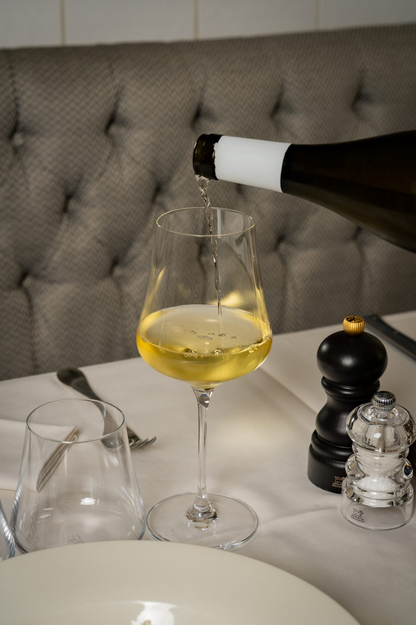 Le service d’un vin blanc à table