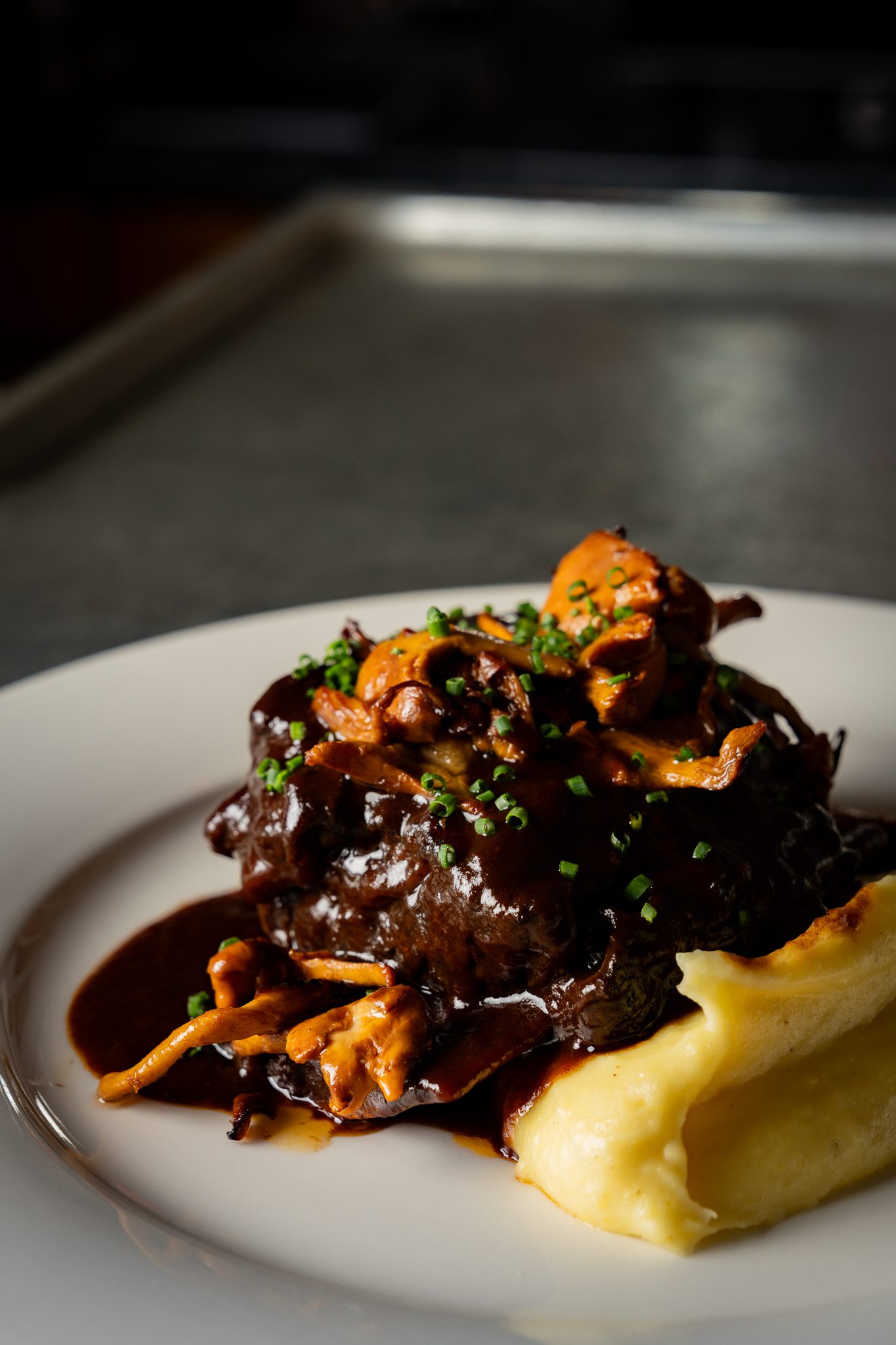 Joue de bœuf braisée, girolles et purée